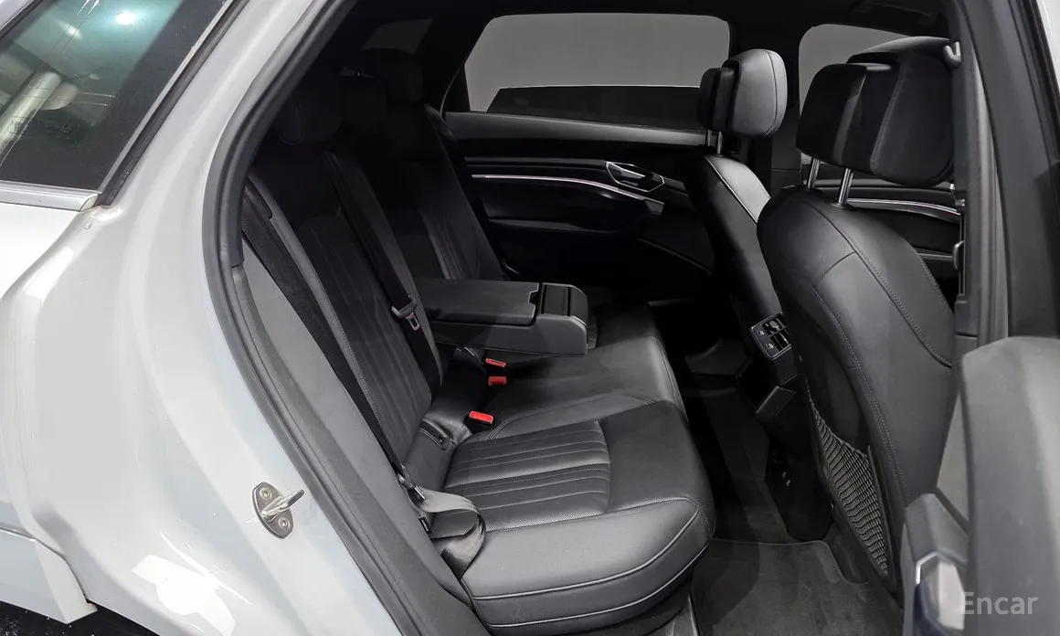 Фото 12 - Audi e-tron