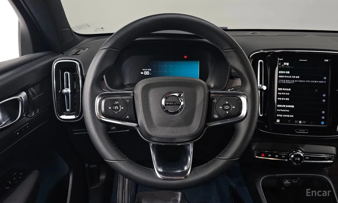 Фото 13 - Volvo C40