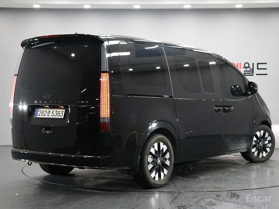 Фото 3 - Hyundai Staria