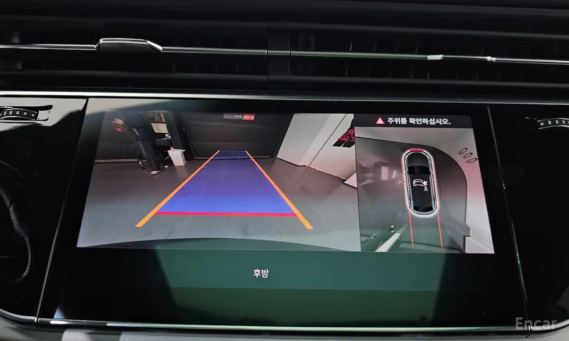 Фото 15 - Audi Q8