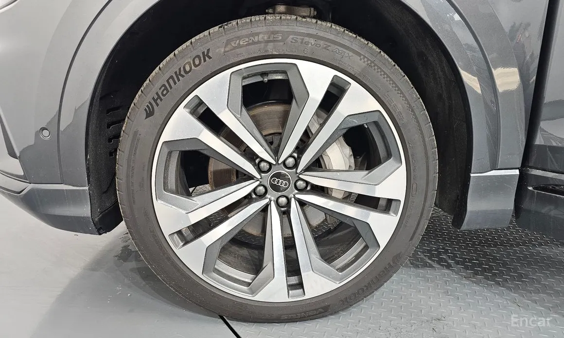 Фото 5 - Audi Q8