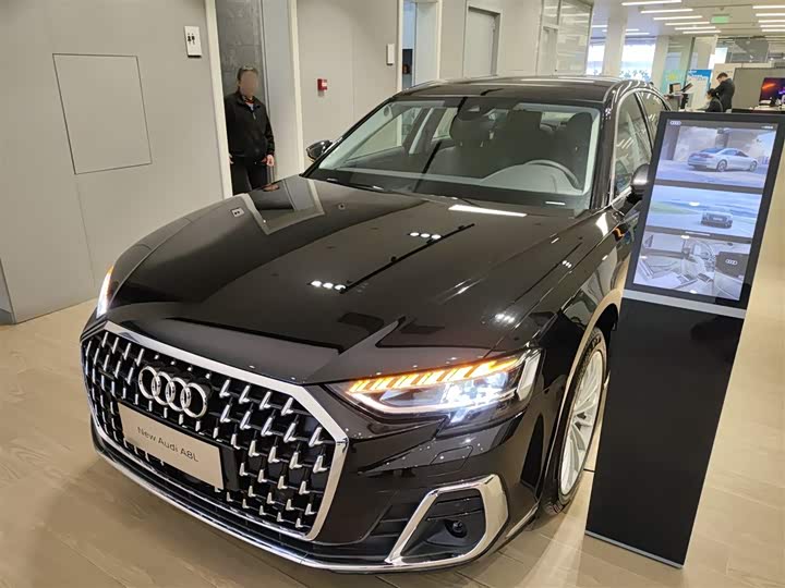 Фото 1 - Audi A8