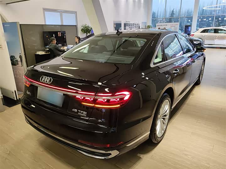 Фото 7 - Audi A8