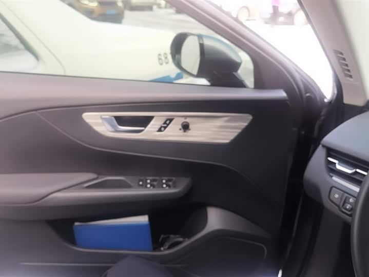 Фото 7 - Hongqi E-QM5