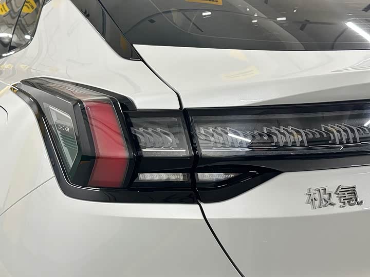 Фото 7 - Zeekr 001