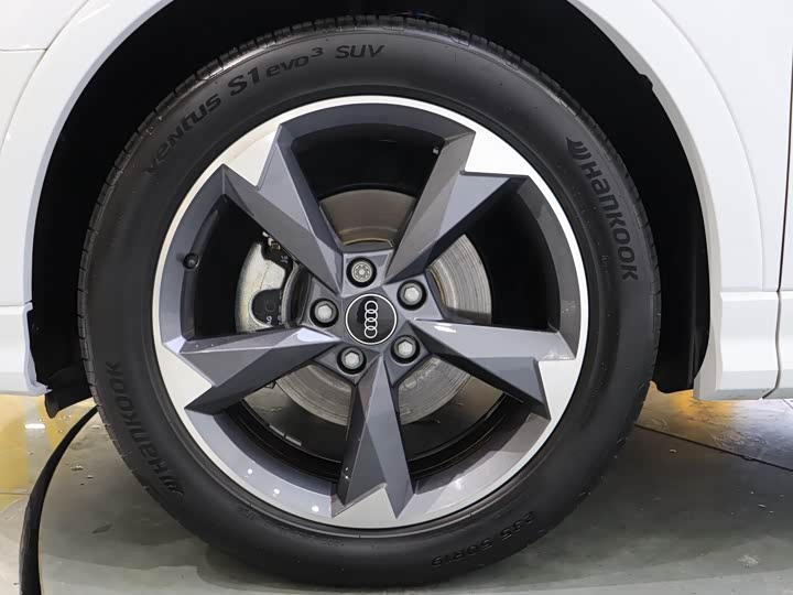 Фото 8 - Audi Q3