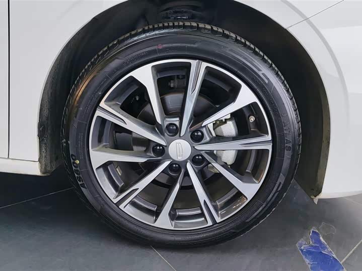 Фото 6 - Geely Emgrand