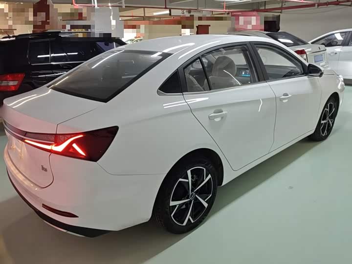 Фото 7 - Roewe i5