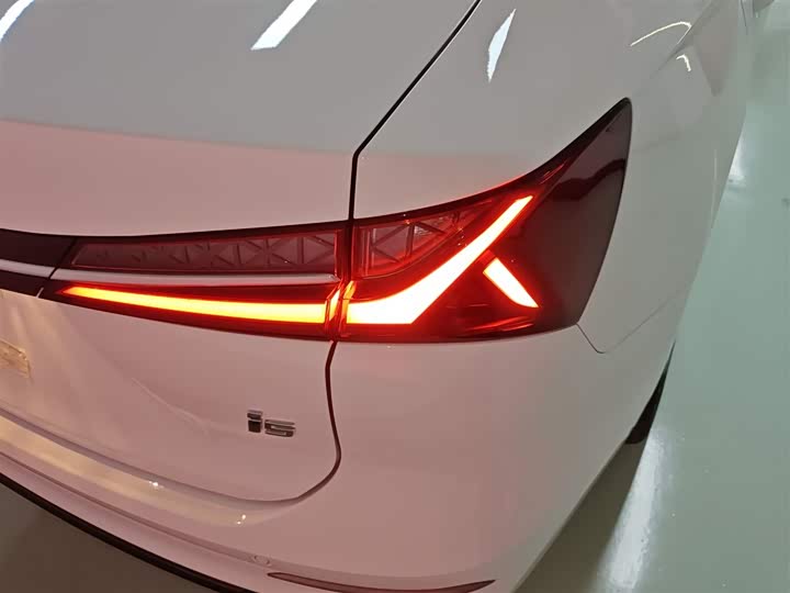 Фото 8 - Roewe i5