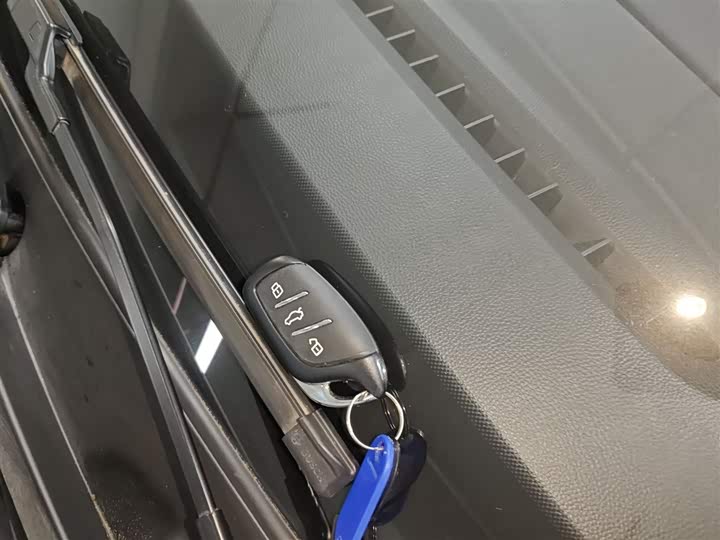 Фото 9 - Roewe i5