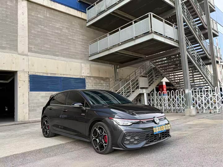 Фото 1 - Volkswagen Golf GTI