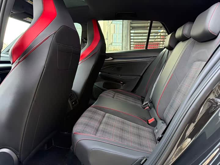 Фото 8 - Volkswagen Golf GTI