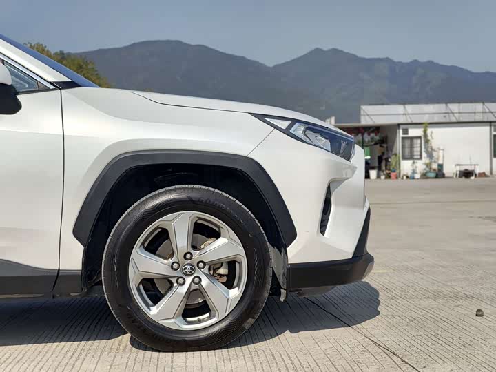 Фото 4 - Toyota RAV4