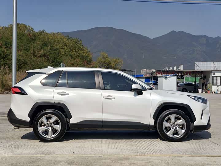 Фото 5 - Toyota RAV4