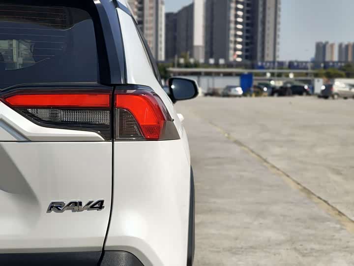 Фото 7 - Toyota RAV4