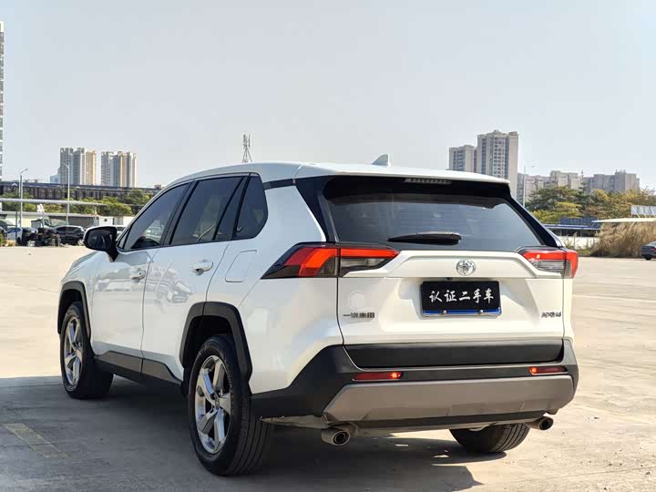 Фото 8 - Toyota RAV4