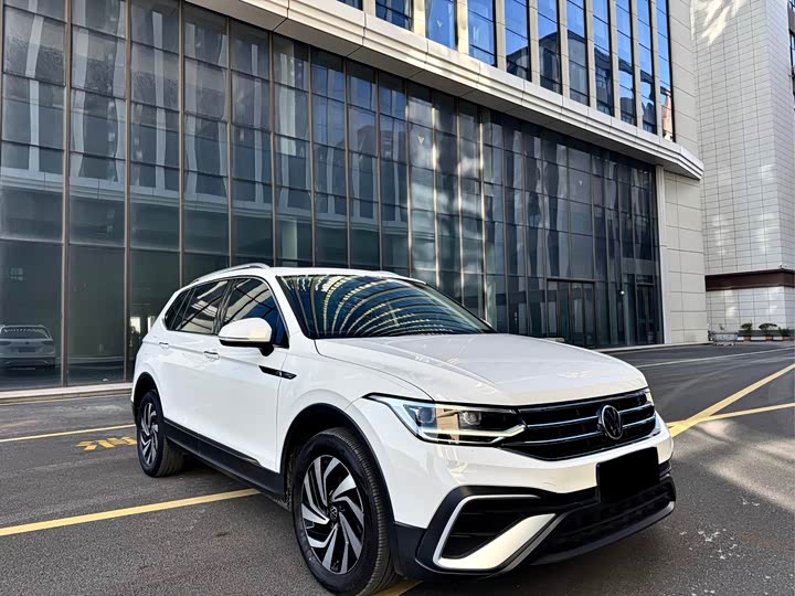 Фото 3 - Volkswagen Tiguan L Pro