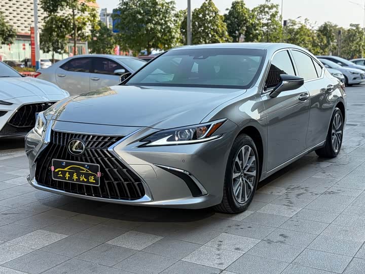 Фото 1 - Lexus ES