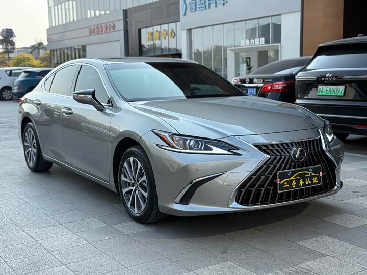 Фото 3 - Lexus ES