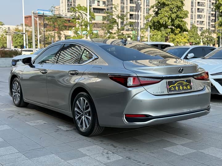 Фото 4 - Lexus ES