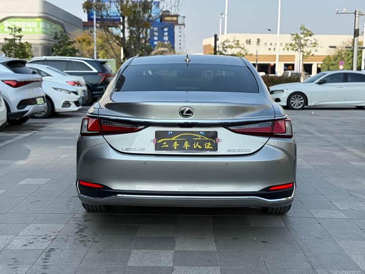 Фото 5 - Lexus ES