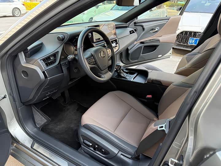 Фото 7 - Lexus ES