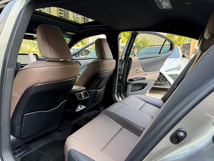 Фото 8 - Lexus ES