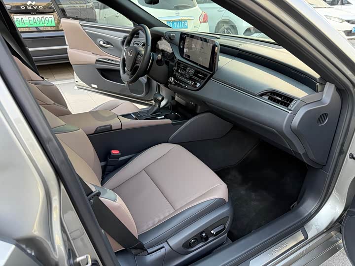 Фото 9 - Lexus ES