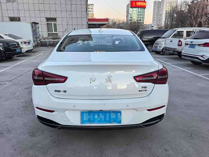 Фото 8 - Hongqi H5
