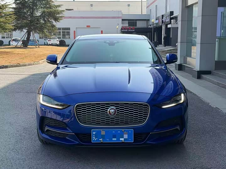 Фото 2 - Jaguar XE L