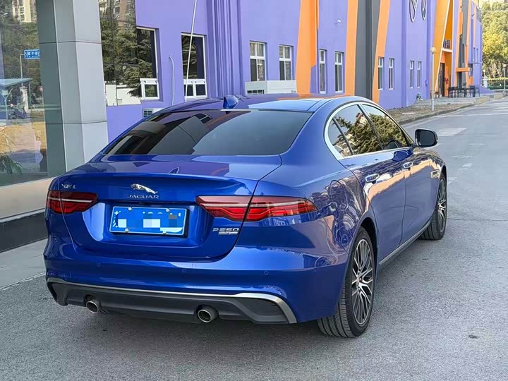Фото 3 - Jaguar XE L