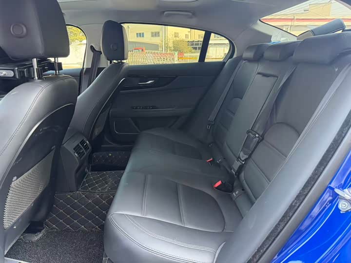 Фото 6 - Jaguar XE L