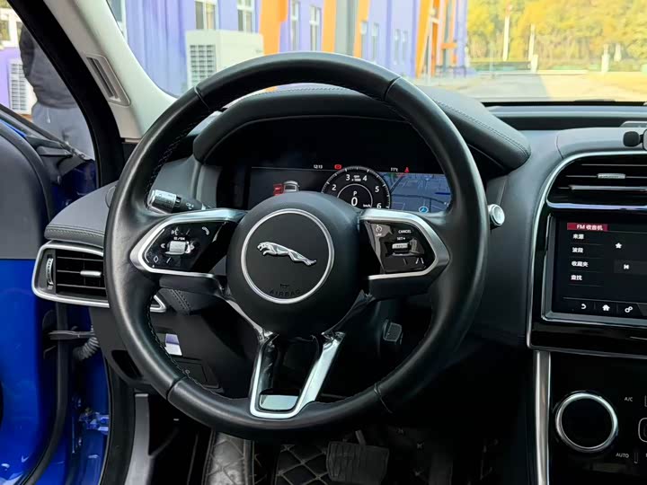 Фото 8 - Jaguar XE L