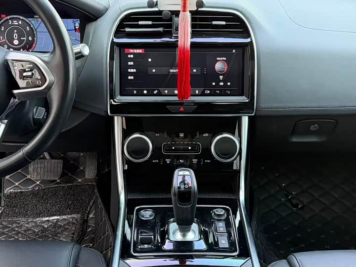 Фото 9 - Jaguar XE L