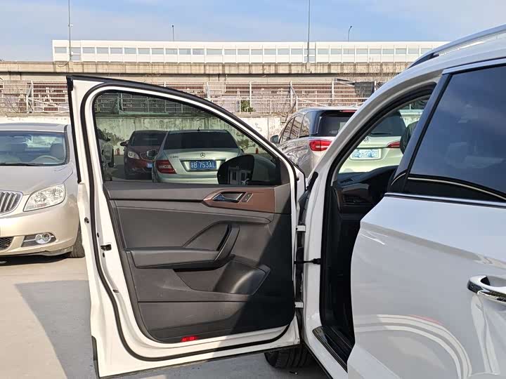 Фото 8 - Volkswagen Tharu