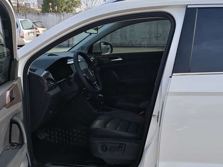 Фото 9 - Volkswagen Tharu