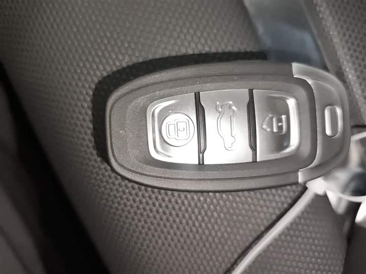 Фото 9 - Hongqi E-QM5