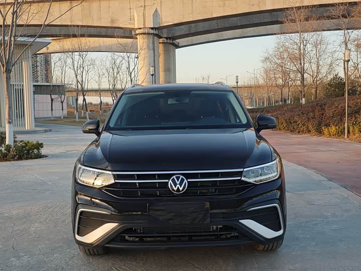 Фото 2 - Volkswagen Tiguan L Pro