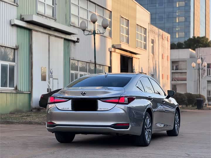 Фото 6 - Lexus ES