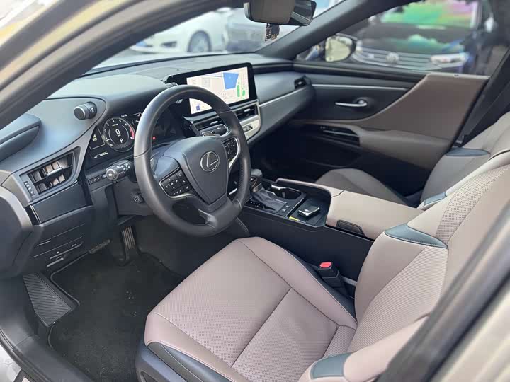 Фото 7 - Lexus ES