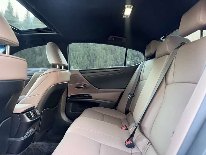 Фото 8 - Lexus ES