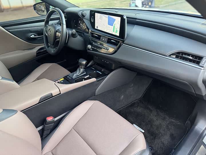 Фото 9 - Lexus ES