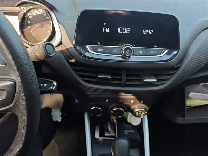 Фото 6 - Chevrolet Onix (Cavalier)