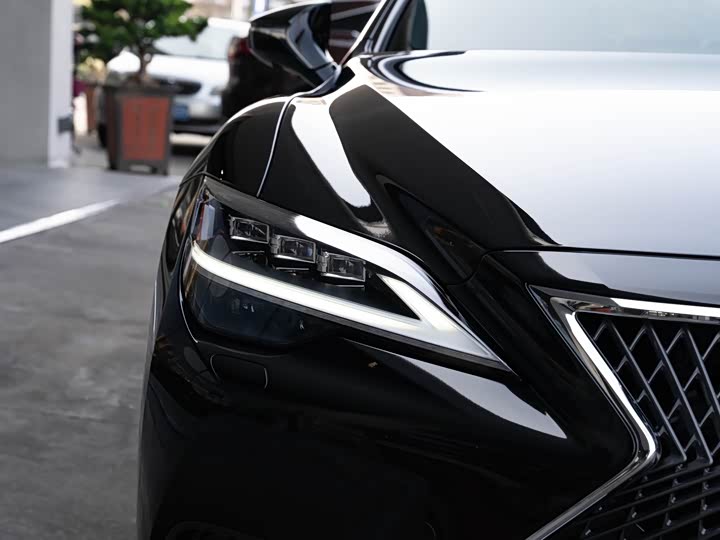 Фото 6 - Lexus LS