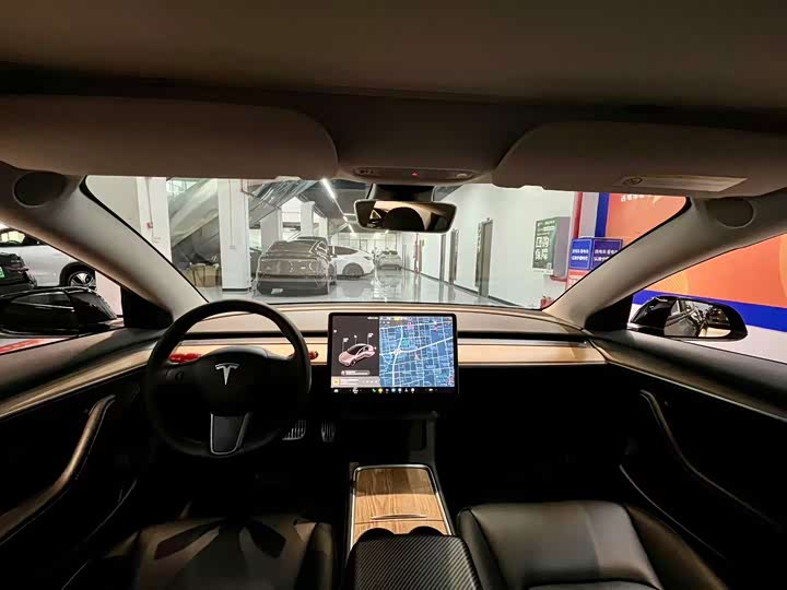 Фото 4 - Tesla Model 3