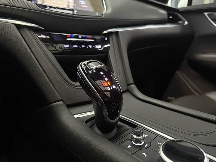 Фото 9 - Cadillac XT5