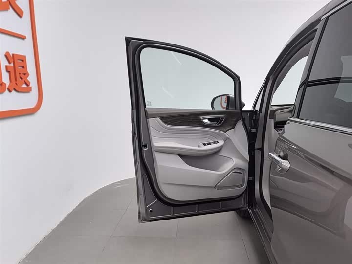 Фото 8 - Roewe iMax 8 EV