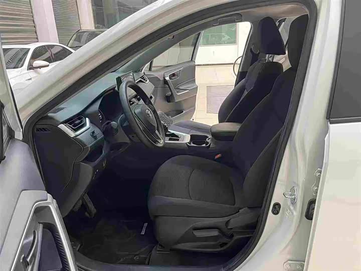 Фото 4 - Toyota RAV4