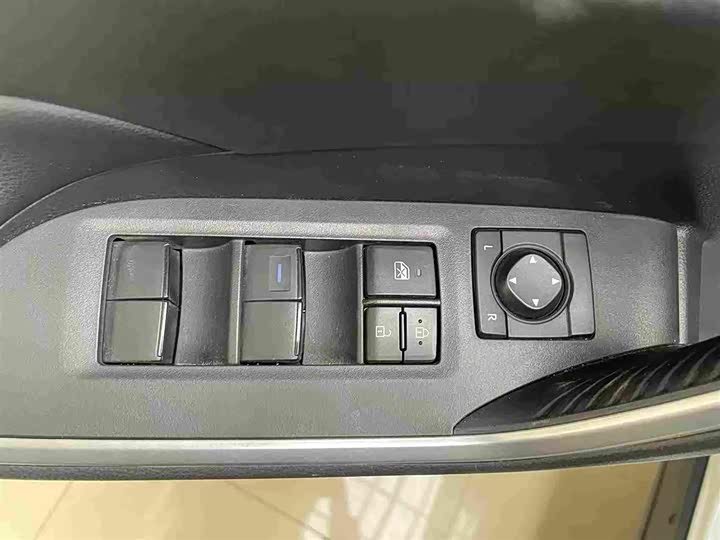 Фото 7 - Toyota RAV4