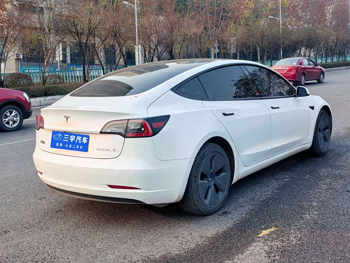 Фото 4 - Tesla Model 3